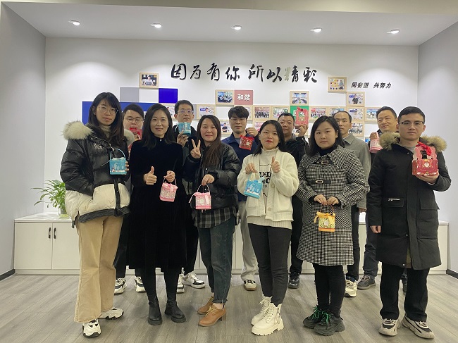 氛圍拉滿！請(qǐng)簽收來(lái)自華邦瀛的平安圣誕驚喜！